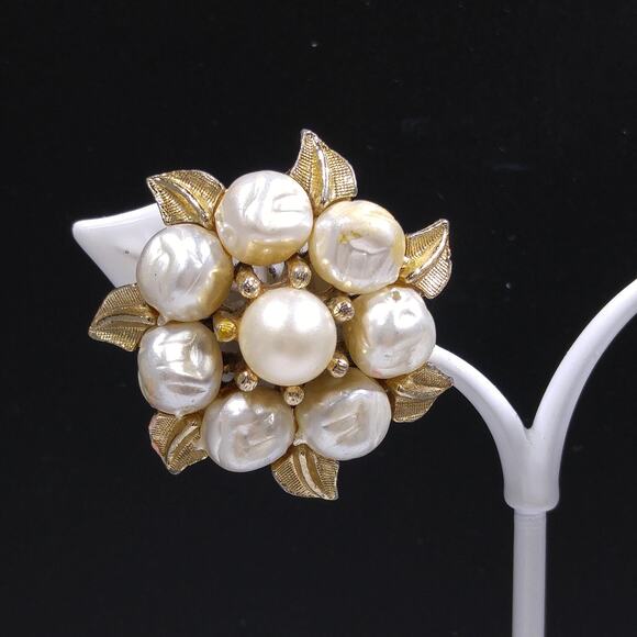 Vintage 1960s Coro Faux Pearl Floral Clip Earrings, Gold Plated - Picture 3 of 10